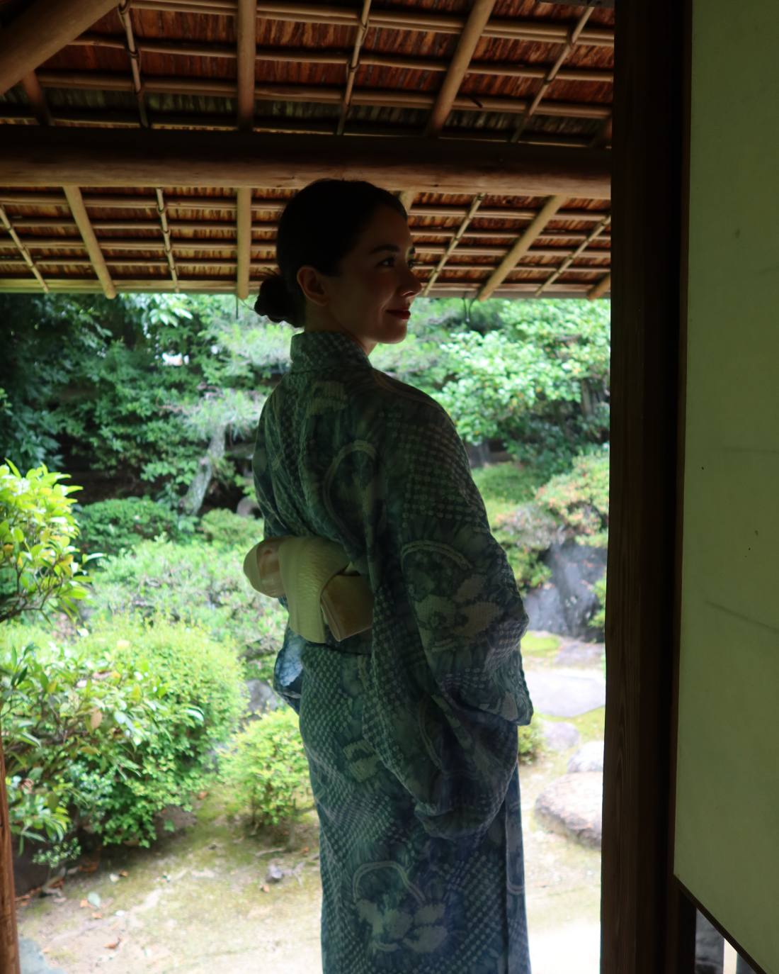 Erika in Arimatsu, wearing an Arimatsu–Narumi shibori yukata and looking toward a garden