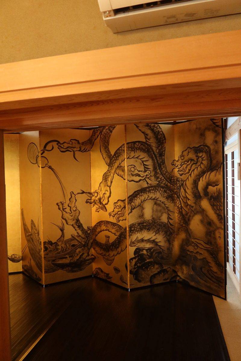A private room with gilded screens