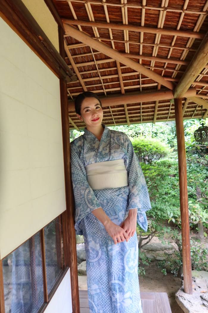 浴衣姿で軒先に立つ、根岸エリカ